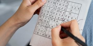 Chỉ với giấy và bút, bạn cũng có thể tự tạo một bảng Sudoku độc đáo cho riêng mình!